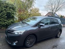 Grau Gebraucht 2017 Toyota Verso Van / Kleinbus | 10.000 € (Teuer)