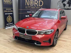 Melbournerot metallic (metallic) Gebraucht 2020 BMW 320 Sport Line Kombi | 22.889 € (Fairer Preis)