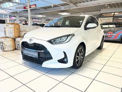 Schneeweiß Gebraucht 2021 Toyota Yaris Basis Limousine | 16.500 € (Fairer Preis)