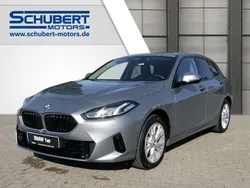 Skyscraper grau metallic Neu 2024 BMW 118 Sport Line Kleinwagen | 42.830 € (Teuer)