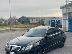 Schwarz Gebraucht 2011 Mercedes E350 Avantgarde Limousine | 14.000 €