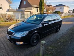 Schwarz Gebraucht 2011 Skoda Octavia Kombi | 3.390 € (Superpreis)