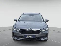 Graphitegrau metallic Gebraucht 2024 Skoda Superb Selection Kombi | 33.670 € (Etwas zu teuer)