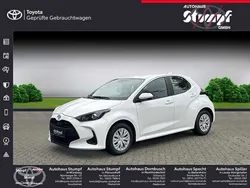 Schneeweiß Gebraucht 2023 Toyota Yaris Basis Limousine | 17.290 € (Fairer Preis)