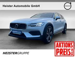Weiß (crystal white pearl / metallic) Gebraucht 2023 Volvo V60 CC Plus Kombi | 41.490 € (Etwas zu teuer)