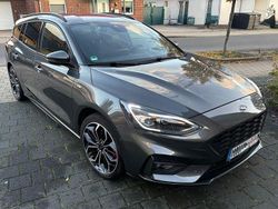 Grau Gebraucht 2020 Ford Focus ST-Line Limousine | 18.000 € (Fairer Preis)