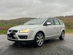 Silber Gebraucht 2005 Ford Focus Ghia Kombi | 1.439 €