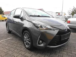 Grau Gebraucht 2017 Toyota Yaris Hybrid Comfort Limousine | 9.450 €