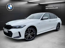 Weiß Gebraucht 2024 BMW 330e Shadowline Limousine | 44.890 € (Fairer Preis)