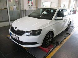 Weiß Gebraucht 2015 Skoda Fabia Ambition Kleinwagen | 7.200 €
