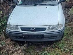 Weiß Gebraucht 1995 Opel Astra Club Kombi | 600 €