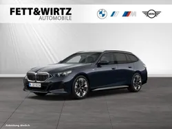Carbonschwarz metallic Gebraucht 2024 BMW 520 M Sport Kombi | 52.200 € (Superpreis)