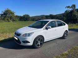 Weiß Gebraucht 2011 Ford Focus Limousine | 2.600 € (Guter Preis)