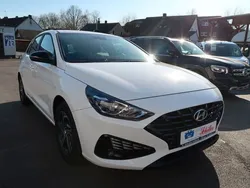 Weiß Gebraucht 2021 Hyundai i30 Edition 30 Limousine | 17.900 € (Fairer Preis)