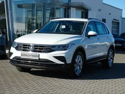 Pure white (metallic) Gebraucht 2022 VW Tiguan Life SUV | 31.900 € (Superpreis)