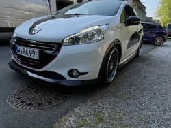 Weiß Gebraucht 2015 Peugeot 208 Kleinwagen | 11.400 € (Teuer)