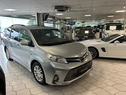 Silber Gebraucht 2021 Toyota Sienna Van / Kleinbus | 24.900 €