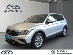 Reflexsilber metallic Gebraucht 2024 VW Tiguan Life SUV | 30.947 € (Superpreis)