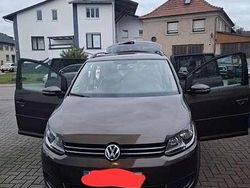 Braun Gebraucht 2011 VW Touran Van / Kleinbus | 5.999 € (Etwas zu teuer)