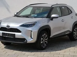 Schimmering silber metallic Neu 2024 Toyota Yaris Cross Team SUV | 28.690 € (Guter Preis)