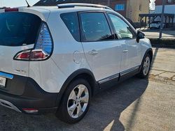 Weiß Gebraucht 2015 Renault Scénic III Bose Edition Van / Kleinbus | 5.890 € (Guter Preis)