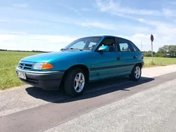 Grün Gebraucht 1994 Opel Astra Limousine | 2.999 €