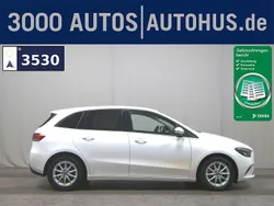 Weiß Gebraucht 2021 Mercedes B200 Style Van / Kleinbus | 17.880 € (Superpreis)