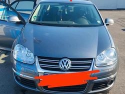 Grau Gebraucht 2010 VW Jetta Limousine | 5.100 €
