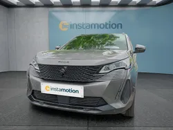 Grau Gebraucht 2023 Peugeot 5008 Van / Kleinbus | 35.449 € (Teuer)