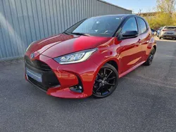 Karminarot (metallic) Gebraucht 2023 Toyota Yaris Hybrid Style Kleinwagen | 22.600 € (Fairer Preis)