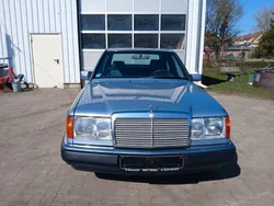 Blau Gebraucht 1990 Mercedes E230 Limousine | 6.000 €