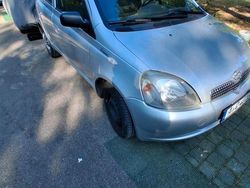 Grau Gebraucht 2002 Toyota Yaris Kleinwagen | 2.750 € (Etwas zu teuer)