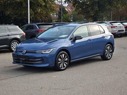 Blau Gebraucht 2024 VW Golf VIII Limousine | 23.890 € (Guter Preis)
