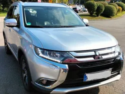 Grau Gebraucht 2018 Mitsubishi Outlander Top SUV | 14.500 € (Fairer Preis)