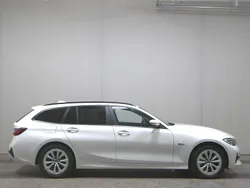 Alpinweiss iii Gebraucht 2022 BMW 330e Advantage Kombi | 21.480 € (Superpreis)