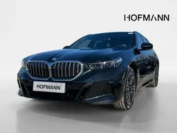 Saphirschwarz metallic Neu 2024 BMW 520 M Sport Kombi | 62.795 € (Guter Preis)