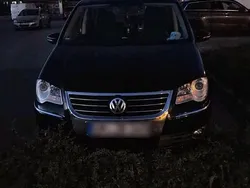 Schwarz Gebraucht 2009 VW Touran Van / Kleinbus | 3.900 € (Fairer Preis)