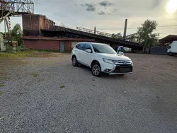 Weiß Gebraucht 2016 Mitsubishi Outlander Top SUV | 15.300 € (Fairer Preis)