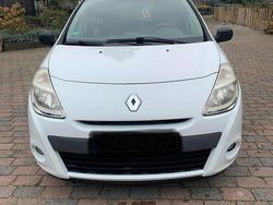 Weiß Gebraucht 2010 Renault Clio II Kleinwagen | 3.000 € (Fairer Preis)