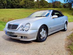 Grau Gebraucht 2002 Mercedes CLK200 Elegance Cabrio | 1.950 €