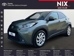 Cardamon green metallic/ night sky black Gebraucht 2022 Toyota Aygo Pulse Kleinwagen | 13.570 €