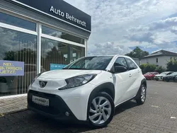 Weiß Gebraucht 2022 Toyota Aygo Play Kleinwagen | 13.450 € (Guter Preis)