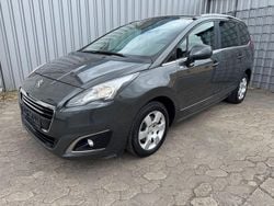 Grau Gebraucht 2016 Peugeot 5008 Van / Kleinbus | 4.999 € (Guter Preis)