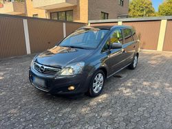 Grau Gebraucht 2011 Opel Zafira Innovation Van / Kleinbus | 2.699 € (Guter Preis)