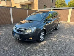 Grau Gebraucht 2011 Opel Zafira Innovation Van / Kleinbus | 3.299 € (Fairer Preis)