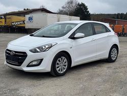 Weiß Gebraucht 2016 Hyundai i30 Classic Limousine | 6.875 € (Fairer Preis)