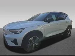 Crystal white / metallic Gebraucht 2023 Volvo XC40 Plus SUV | 36.998 € (Fairer Preis)