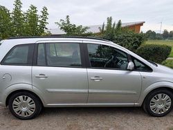 Grau Gebraucht 2013 Opel Zafira Van / Kleinbus | 7.300 € (Fairer Preis)