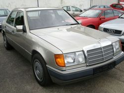 Rauchsilber (metallic) Gebraucht 1990 Mercedes E200 Limousine | 4.500 €