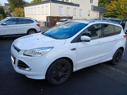 Weiß Gebraucht 2016 Ford Kuga Individual SUV | 14.390 € (Guter Preis)